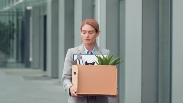 Corporate Discrimination Problem Upset Dismissed Middle Aged Woman Carrying Box — Vídeo de Stock