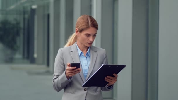 Business Documentation Concentrated Businesswoman Reading Contract Clipboard Typing Notes Message — Vídeos de Stock