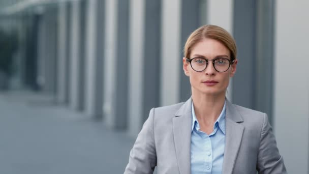 Corporate Lifestyle Outdoor Portrait Confident Business Woman Wearing Eyeglasses Looking — Stockvideo