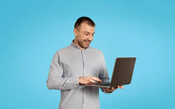 Happy Middle Aged Male Using Laptop Computer Websurfing Working Online — Foto de Stock