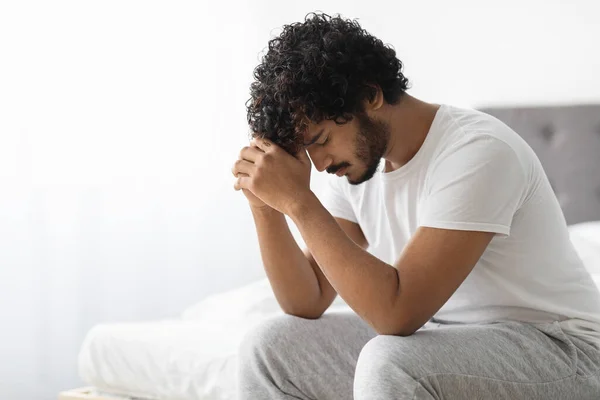 Closeup Upset Millennila Hindu Guy White Pajamas Sitting Bed Home — Stockfoto