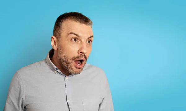 Shocked Middle Aged Man Opening Mouth Shock Looking Aside Free — Fotografia de Stock