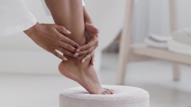 Relief Working Day Unrecognizable Black Businesswoman Rubbing Pampering Cooling Cream — Stock video