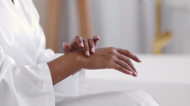 Aging Rituals Side View Shot Unrecognizable Black Lady Rubbing Pampering — Vídeo de stock