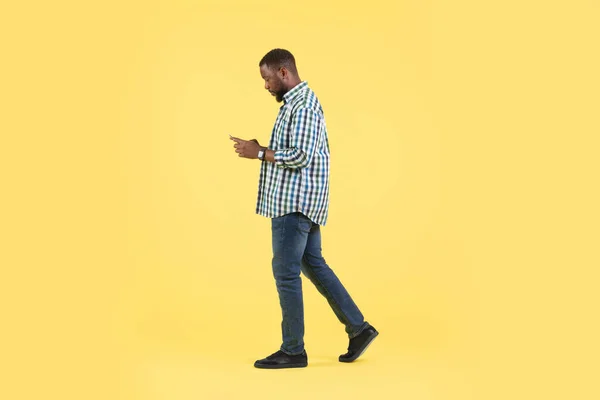 Side View African American Guy Using Smartphone Texting Walking Studio — Stock Photo, Image