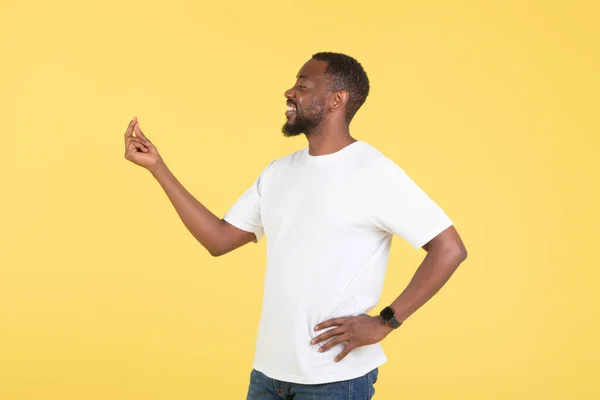 Щасливий Афроамериканський Чоловік Робить Палець Прив Язати Жест Натискання Пальців — стокове фото