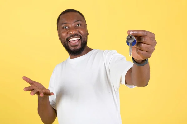Real Estate Purchase Excited Black Guy Showing Keys Buying New — Stockfoto