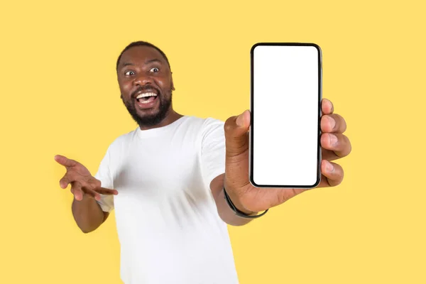 Wow Application Emotional African American Guy Showing Smartphone Blank Screen — Fotografia de Stock