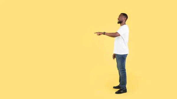 Side View African American Man Pointing Finger Aside Empty Space — 图库照片