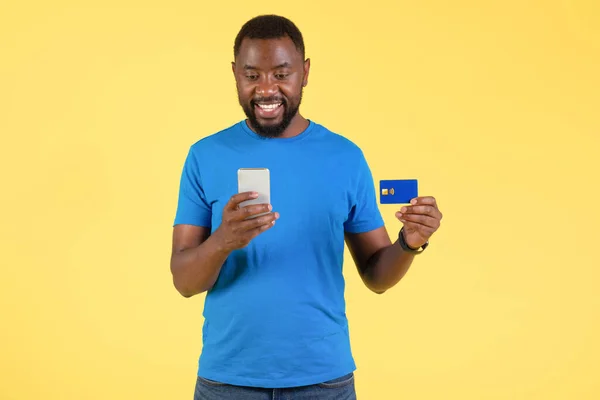 Mobile Shopping Excited Black Male Using Phone Credit Card Making —  Fotos de Stock