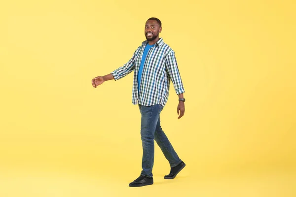 Веселий Афроамериканський Чоловік Ходить Усміхнений Дивлячись Камеру Позуючи Над Жовтим — стокове фото