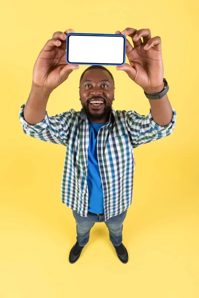 Vertical Shot African American Male Smartphone Showing Empty Screen Camera — Zdjęcie stockowe