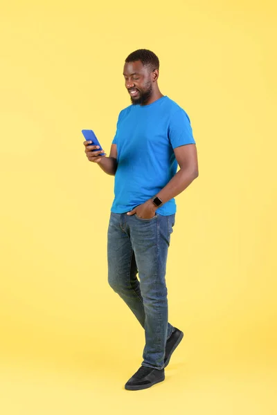 Vertical Shot Black Guy Using Cellphone Mobile App Standing Studio — Stock Photo, Image