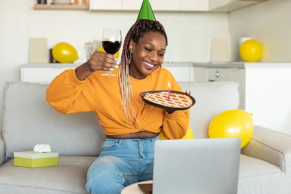 Online Birthday Happy Black Woman Celebrating Day Showing Pie Candle — Stock Photo, Image