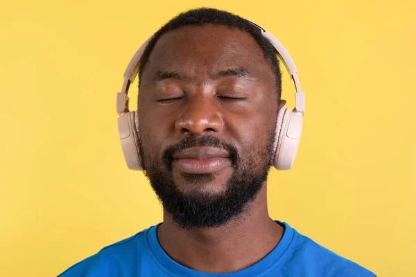 Portrait African American Man Listening Music Online Wearing Wireless Headphones — Foto de Stock