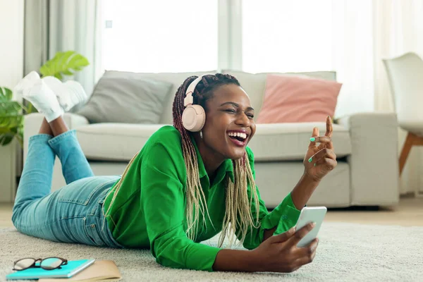 Happy Black Lady Using Cellphone Wearing Headphones Talking Friend Online — Stockfoto