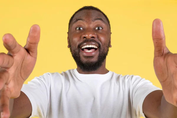Excited Black Millennial Guy Stretching Hands Camera Posing Standing Yellow — Stockfoto