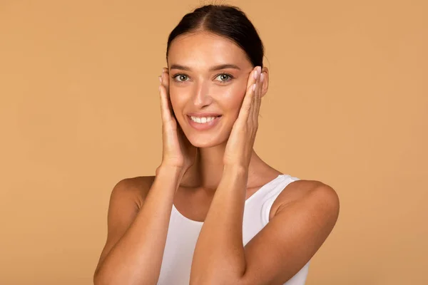 Female Beauty Concept Happy Caucasian Lady Nude Makeup Perfect Skin — Stock Fotó
