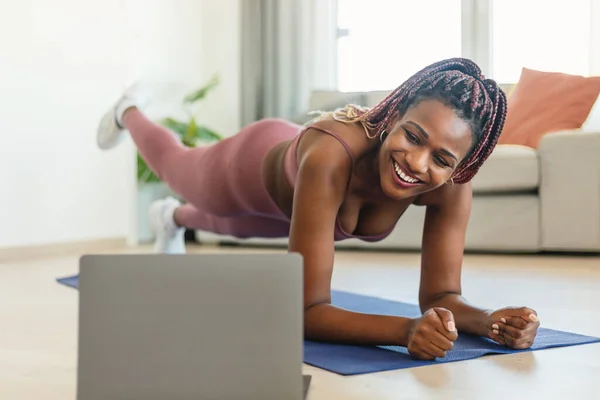 Strong Black Woman Standing Elbow Plank Lifting Her Leg Online — Fotografia de Stock