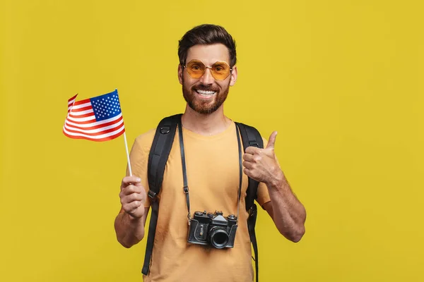 Travelling Abroad Concept Male Tourist Holding Usa Flag Showing Thumb — Stockfoto