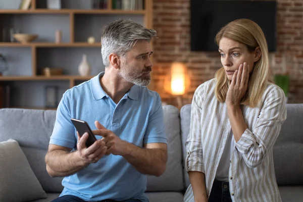Unhappy Adult Caucasian Man Beard Shows Phone Shocked Lady Woman — Stock fotografie