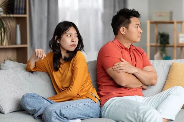 Young Asian Woman Looking Her Angry Husband Upset Chinese Couple — Fotografia de Stock