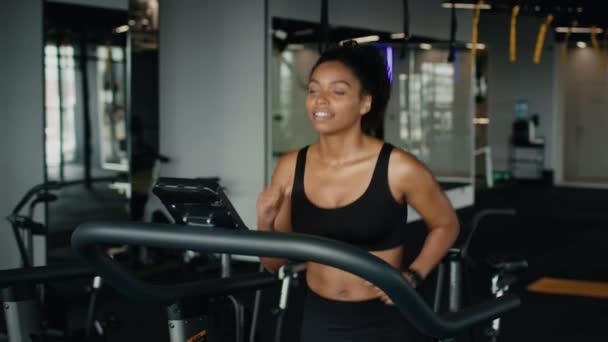 Cardio Workout Young Active African American Woman Athlete Running Treadmill — Vídeo de Stock