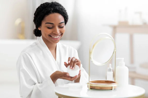 Skin Care Concept Beautiful Black Female Using New Cosmetic Home — Foto Stock