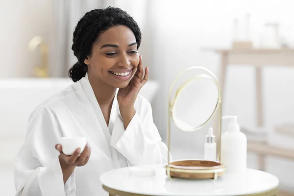 Beauty Rituals Attractive Black Woman Applying Moisturising Cream Face Smiling — Foto Stock