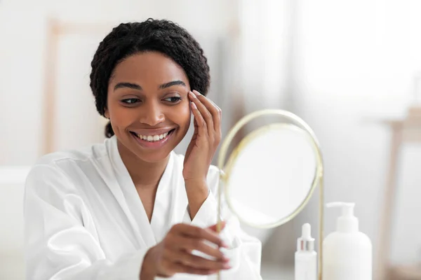 Skincare Concept Beautiful Young Black Woman Looking Her Reflection Mirror — Zdjęcie stockowe