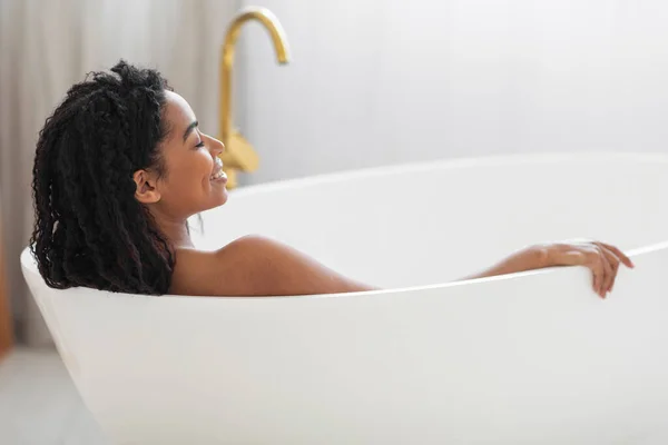 Portrait Beautiful Young Black Female Relaxing Bathtub Home Attractive African — 스톡 사진