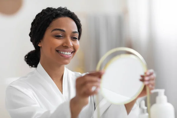 Концепция Красоты Привлекательная Молодая Черная Женщина Смотрящая Увеличительное Зеркало Дома — стоковое фото