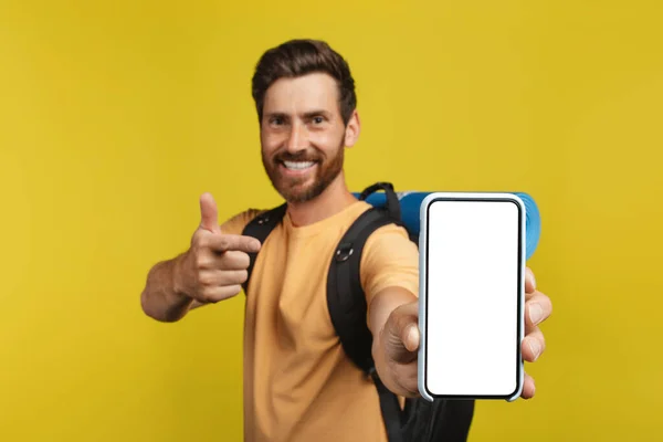 Happy Man Backpack Showing Modern Smartphone White Empty Screen Mockup — Zdjęcie stockowe