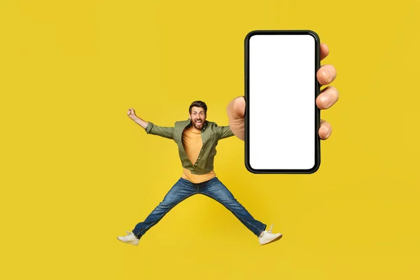 Overjoyed Middle Aged Man Stylsih Casual Outfit Jumping Smartphone Showing — Stockfoto
