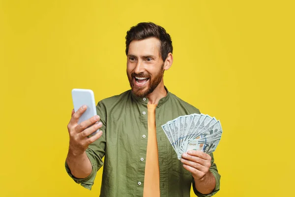 Online Profit Happy Middle Aged Man Holding Smartphone Dollar Cash — ストック写真
