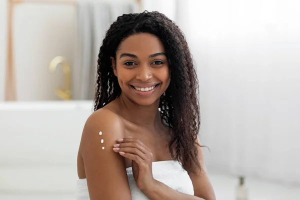 Beautiful Young Black Female Applying Moisturising Cream Body Bath Smiling — Stockfoto