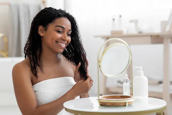 Beauty Care Attractive Black Woman Wrapped Towel Sitting Dressing Table — Fotografia de Stock