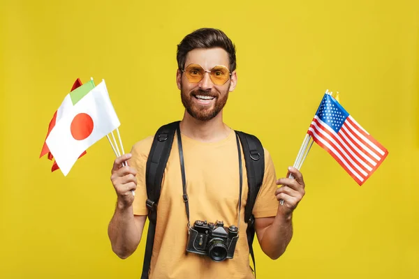 Travelling Abroad Male Tourist Holding International Flags Standing Backpack Camera — Foto Stock
