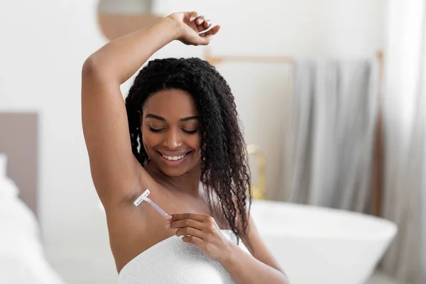 Armpit Depilation Portrait Beautiful Black Lady Shaving Underarm Razor While — Fotografia de Stock