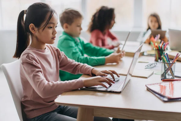 Korean Little Girl Using Laptop Sitting Desk Multiracial Classmates Modern — Stockfoto