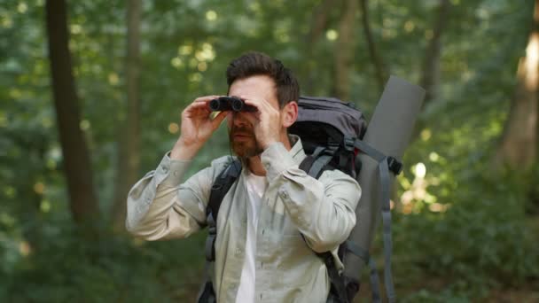 Looking Right Way Advanced Man Backpacker Looking Binoculars Planning Route — Vídeo de stock