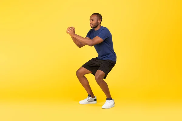 Спортивний Афроамериканець Doing Deep Squat Exercise Have Workout Yellow Studio — стокове фото
