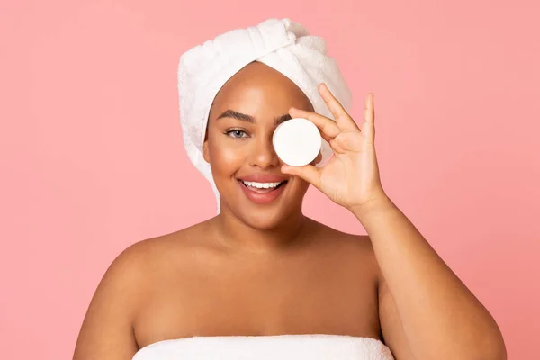 Facial Skincare Black Lady Holding Moisturizer Cream Jar Covering Eye — Stockfoto