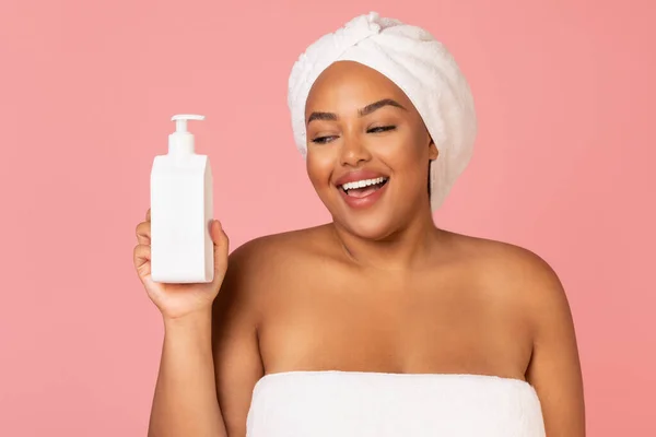 Cheerful Size Black Lady Holding Body Lotion Bottle Caring Skin — Stok Foto