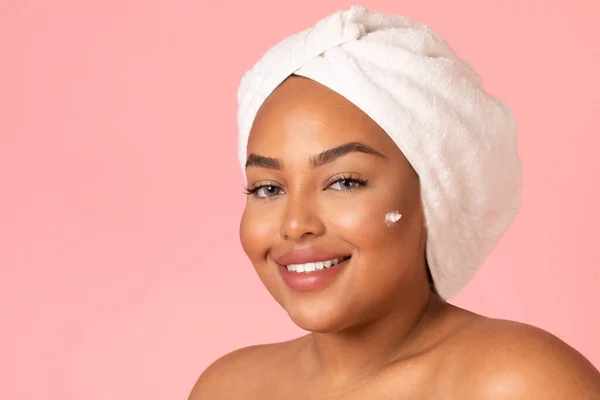 Facial Skincare Portrait Attractive Obese Black Woman Moisturizing Face Posing — Stok Foto