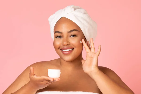 Smiling Black Female Applying Moisturizer Face Enjoying Facial Skincare Routine — Stockfoto