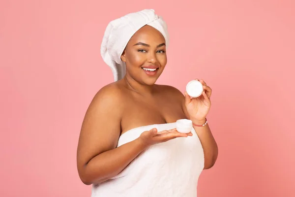 Facial Skincare Cheerful African American Lady Holding Moisturizer Jar Posing — Stockfoto