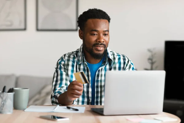 Online Πληρωμή Αφροαμερικάνος Άντρας Που Χρησιμοποιεί Φορητό Υπολογιστή Και Πιστωτικές — Φωτογραφία Αρχείου
