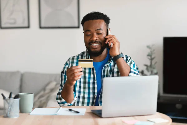 Cheerful Black Guy Laptop Holding Credit Card Talking Phone Calling — Foto Stock