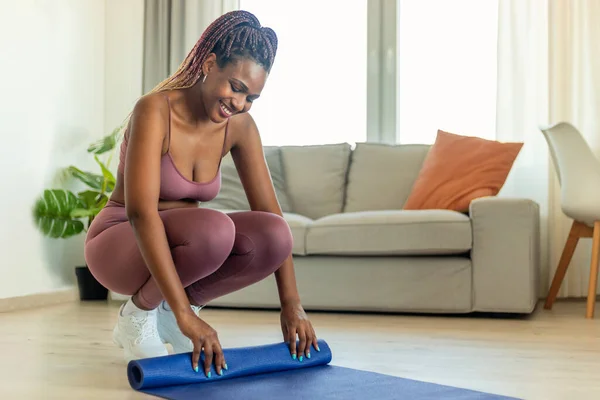 Stay Fit Concept Young African American Woman Sportswear Rolling Yoga — Foto de Stock